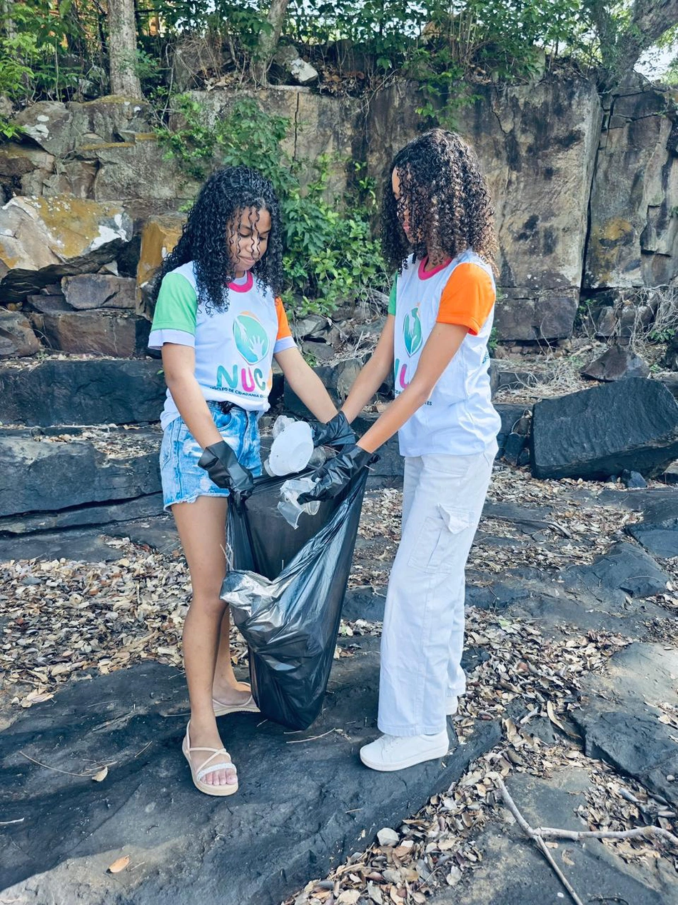 Juventude realiza ação ambiental na Cachoeira do Urubu em Esperantina