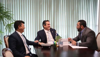 Ciro recebe prefeitos e lideranças