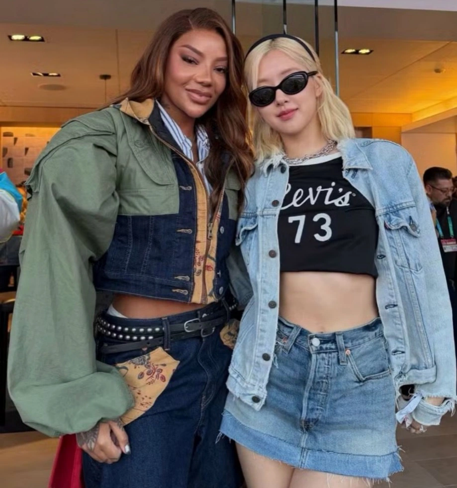 Ludmilla e Rosé durante o Super Bowl 2026