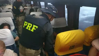PRF prende homem por importunação sexual em ônibus