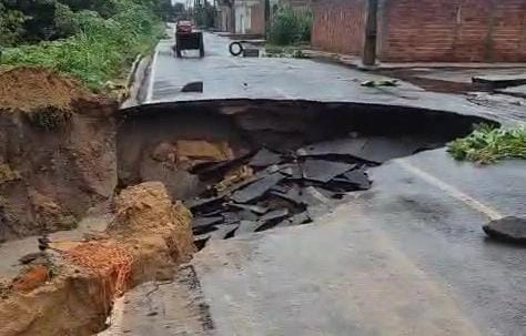 Cratera surge após chuva forte na zona Sudeste de Teresina
