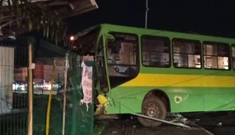 Ônibus perde controle, atinge carro e deixa região sem energia em Teresina