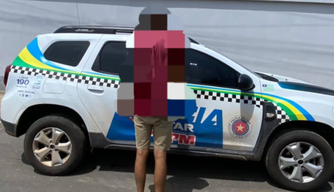 Homem conduzido