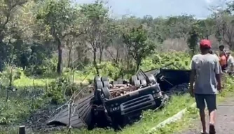 Caminhão tombado em rodovia