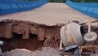 Parte de ponte sobre o Rio Fundo desaba após fortes chuvas no Sul do Piauí