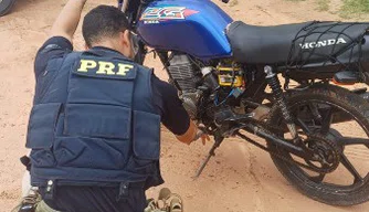 Motocicleta com sinais de alteração