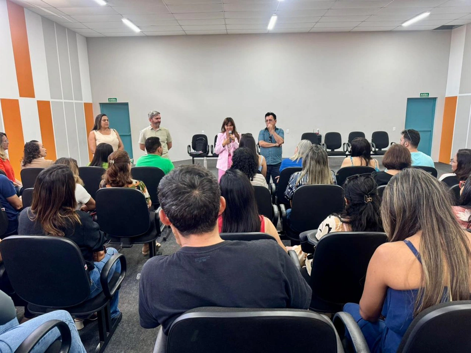 Prefeita Ivanária Sampaio realiza reunião com diretores e coordenadores da rede municipal de ensino