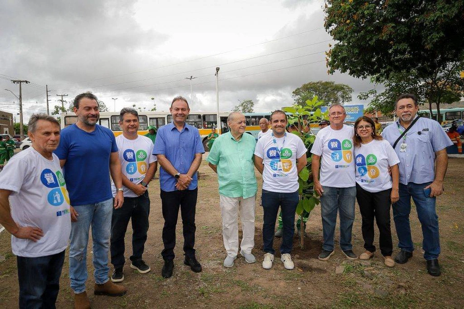 Estamos fazendo duas formas de limpar a cidade, diz Silvio Mendes durante mutirão em bairro da Zona Leste