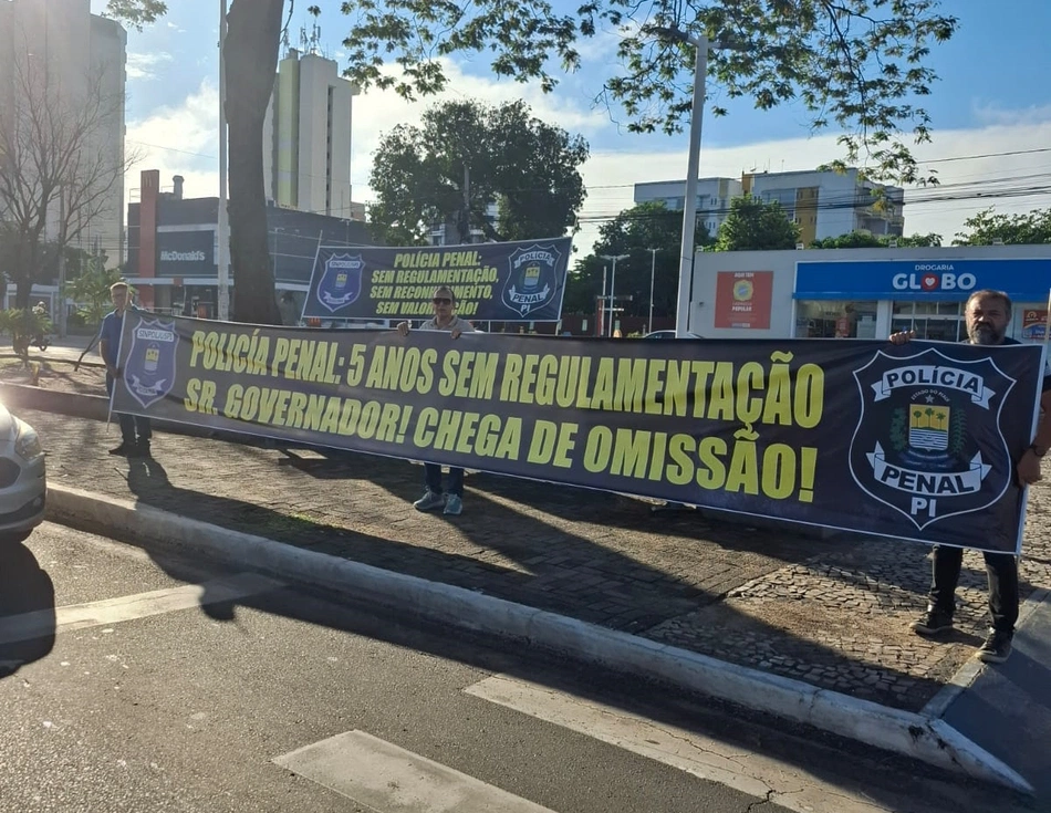 Policiais penais ocupam a Avenida Frei Serafim em manifestação por valorização profissional