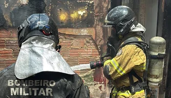 Bombeiros combatem incêndio em casa na zona Sul de Teresina