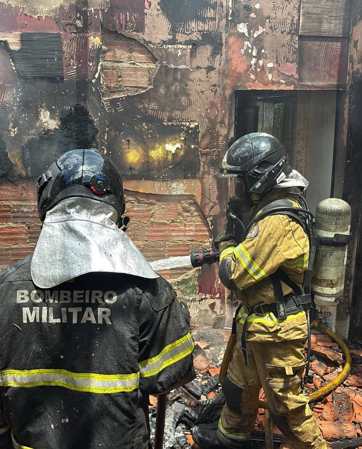 Bombeiros combatem incêndio em casa na zona Sul de Teresina