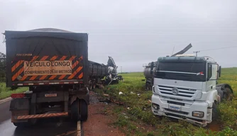 Colisão entre caminhões deixa motorista morto na PI-247