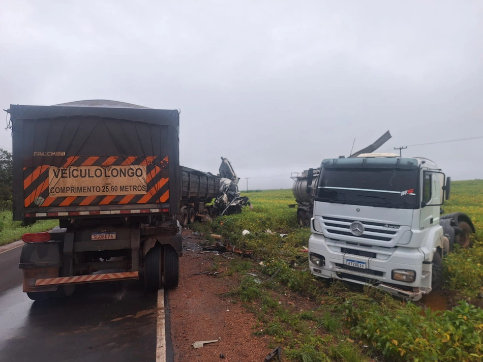Colisão entre caminhões deixa motorista morto na PI-247
