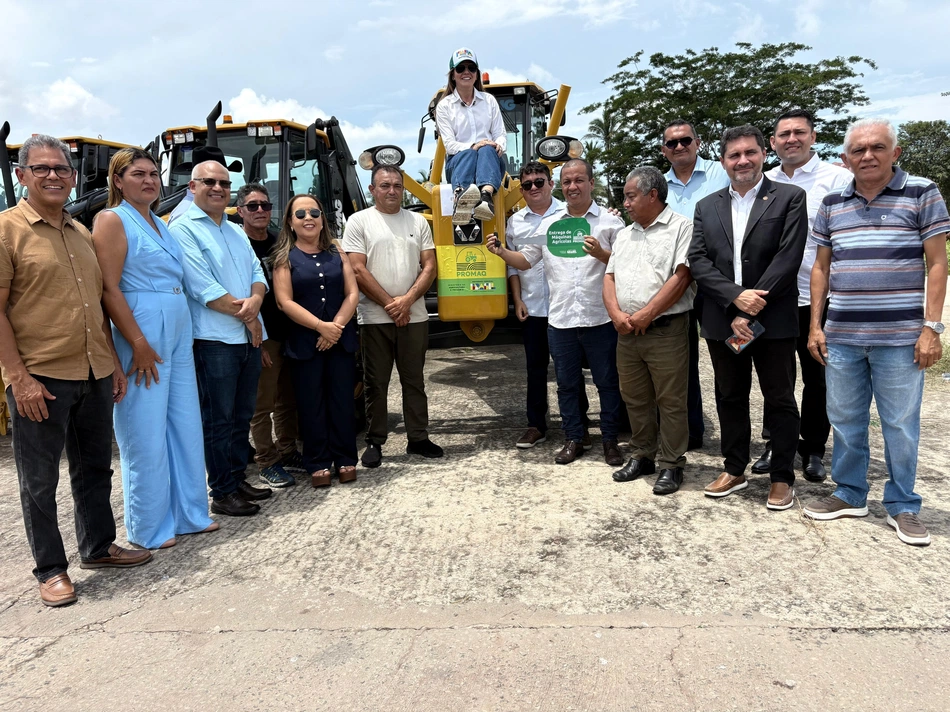 Ivanária Sampaio em solenidade no Parque de Exposições Dirceu Arcoverde