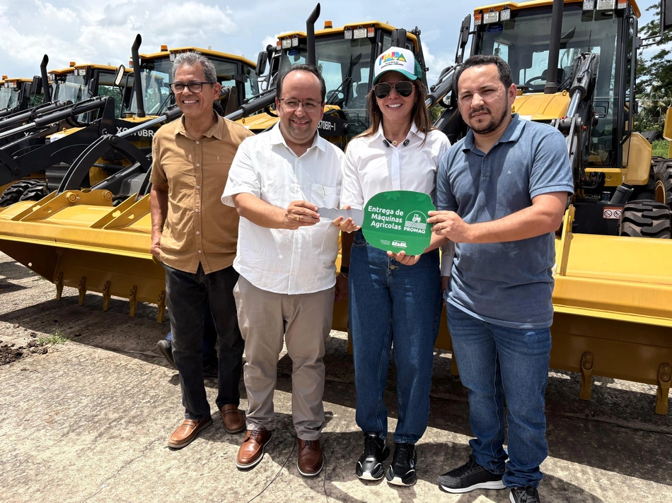 Prefeita Ivanária Sampaio representa Marcos Aurélio em entrega de máquinas