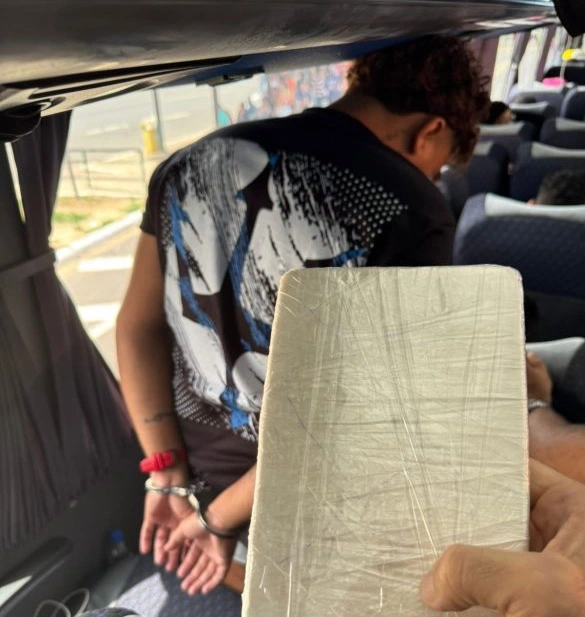 Suspeito é preso com tablete de crack dentro de ônibus em Teresina