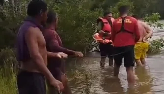 Pescadores são resgatados após ficarem ilhados em correnteza no Rio Longá em Barras
