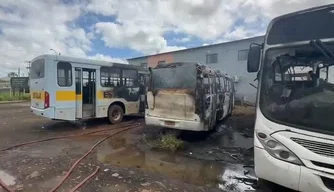 Incêndio atinge ônibus escolares no bairro Ipueiras