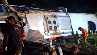 Ônibus com banda do cantor Núzio Medeiros tomba e deixa feridos na BR-316 em Teresina