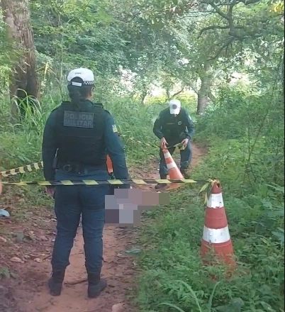 Vítima foi encontrada às margens da Estrada da Alegria
