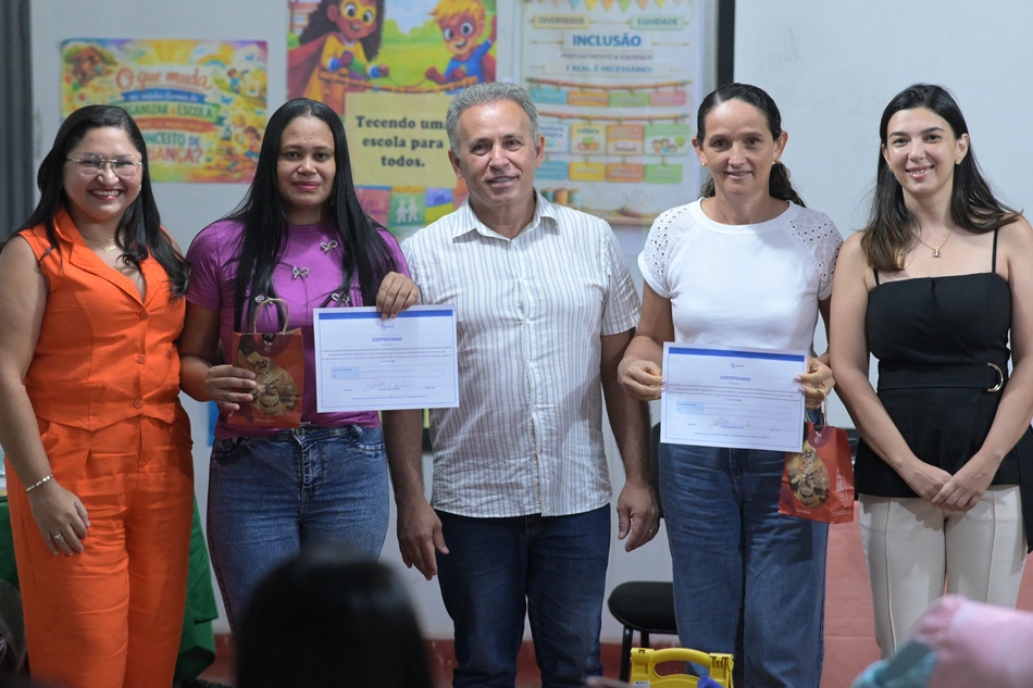 Profissionais recebem certificado após treinamento