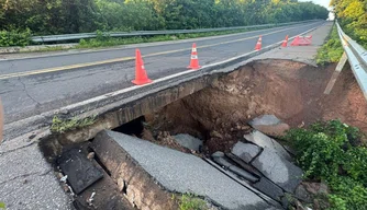 Cratera provoca interdição total na BR-343 entre Buriti dos Lopes e Parnaíba