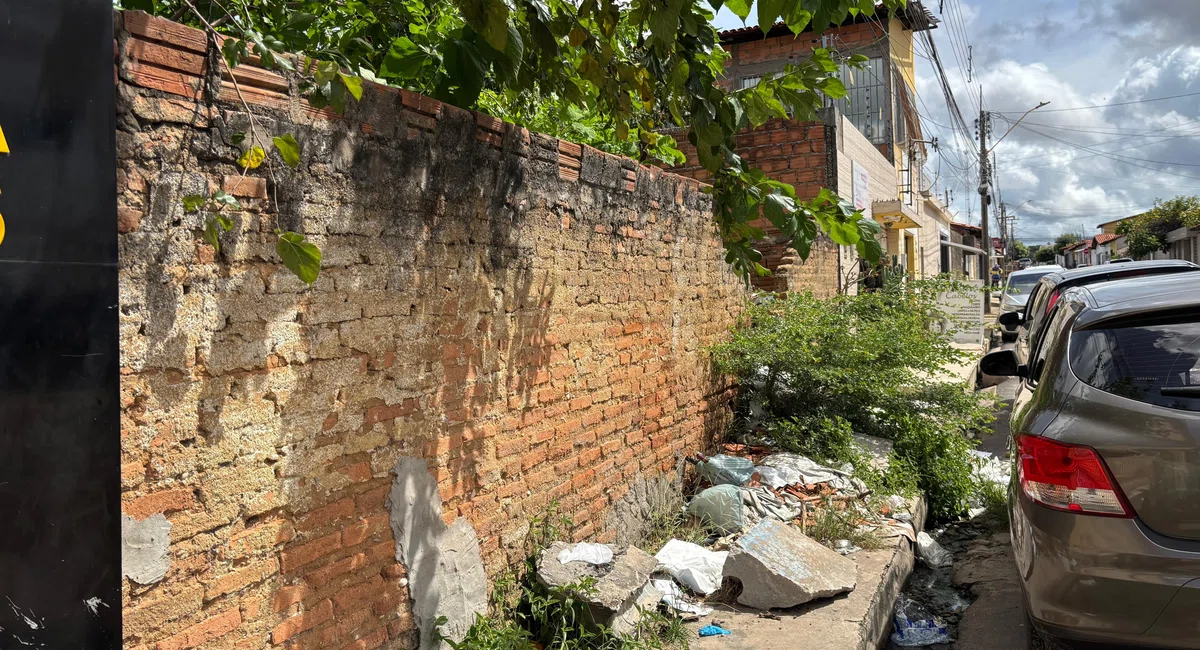 Casa abandonada acumulando lixo na Rua Simon Bolivar, zona Sudeste de Teresina