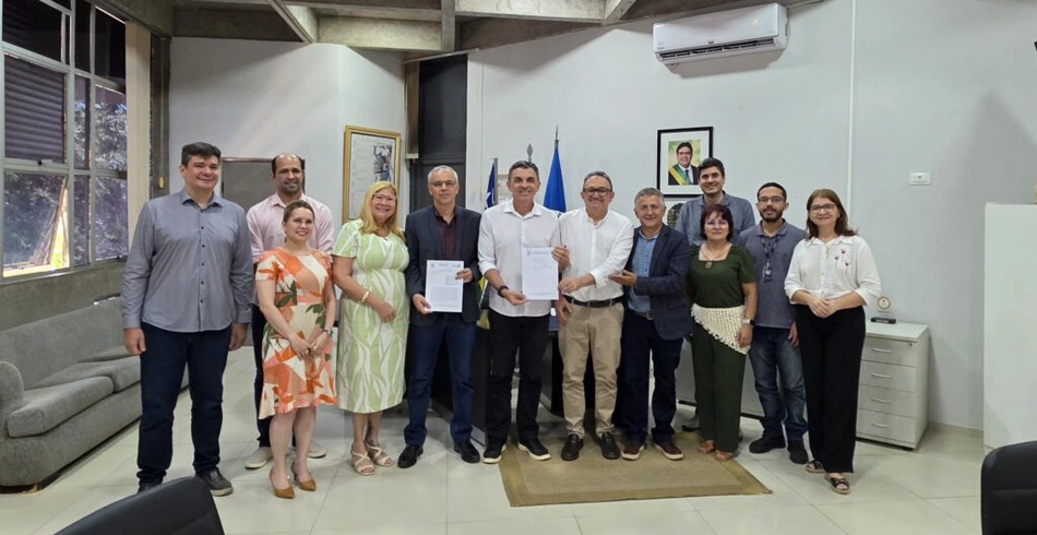 Equipe da Uespi e o presidente da Fapepi João Xavier durante a assinatura do edital do PGEO.