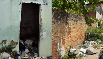 Acúmulo de lixo em casa abandonada causa transtornos e preocupa moradores no Dirceu I