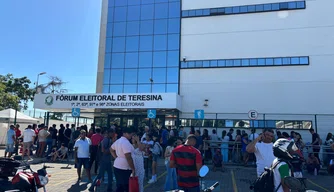 Eleitores comparecem ao Fórum Eleitoral de Teresina para regularizar pendências antes do fim do prazo
