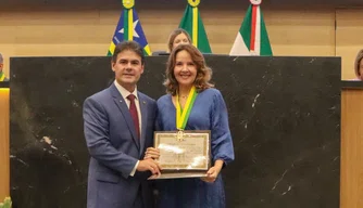 Procuradora-geral Cláudia Seabra é homenageada com medalha na Alepi