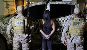 Polícia Militar conduz mulher suspeita de tráfico de drogas em Picos