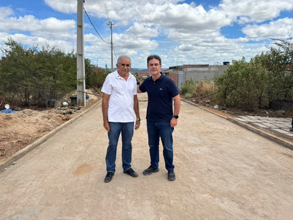 Deputado Severo Eulálio acompanha obras de pavimentação em Picos