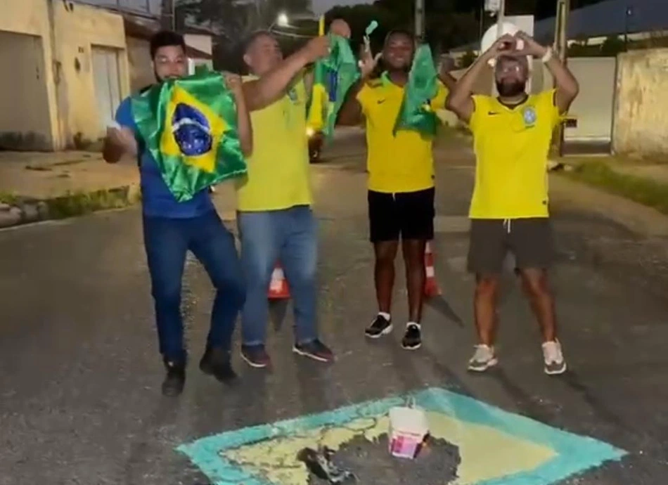 Moradores do Grande Dirceu pintam buracos com cores do Brasil em protesto