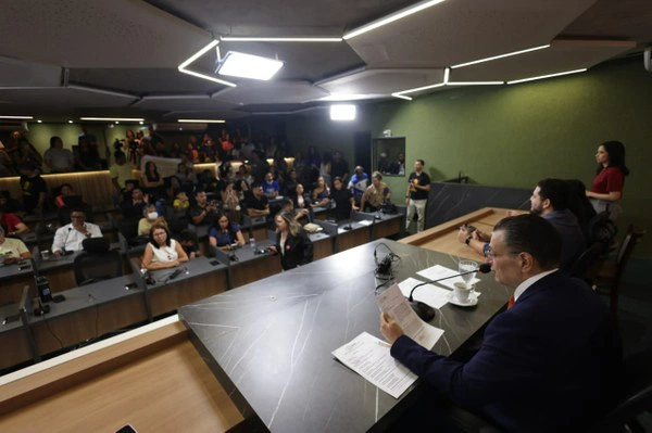 Audiência na Alepi debate inclusão de pessoas surdas na educação e em concursos públicos