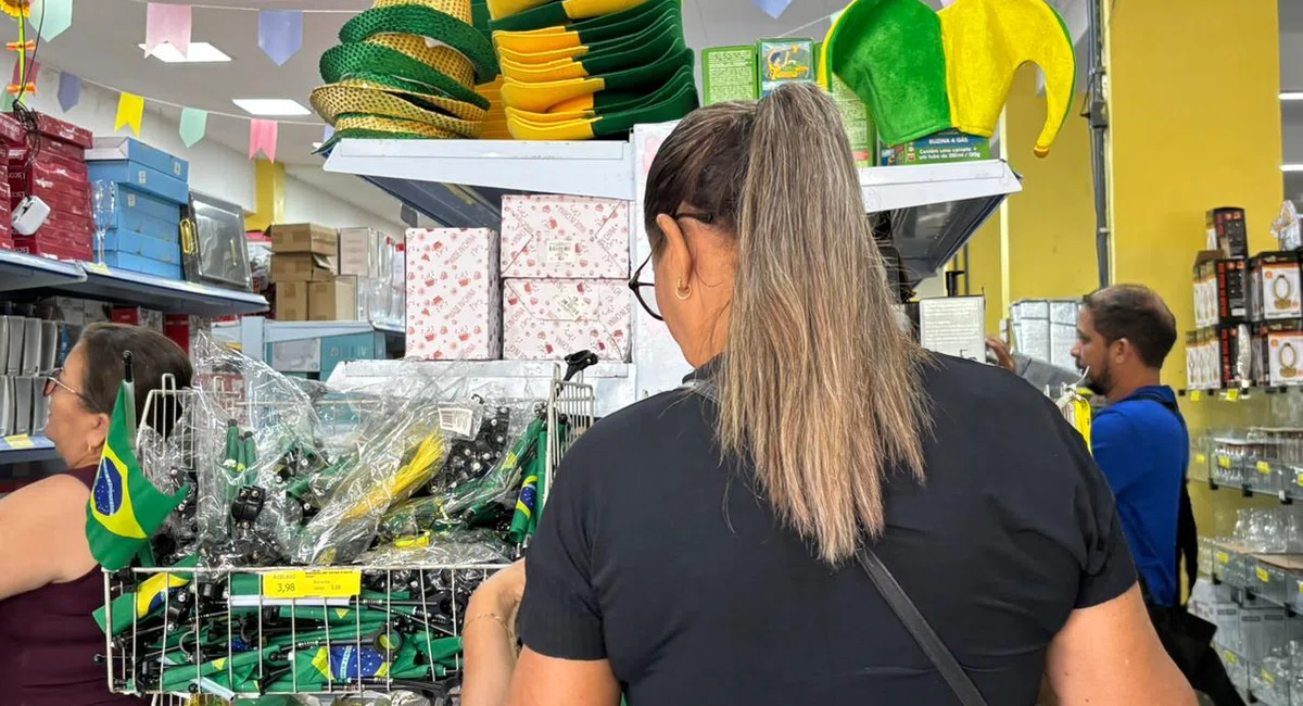 Copa do Mundo movimenta comércio com venda de itens da seleção brasileira em Teresina