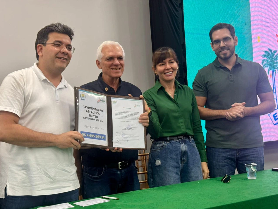 Rafael Fonteles assina ordens de serviço para obras estruturantes em Esperantina