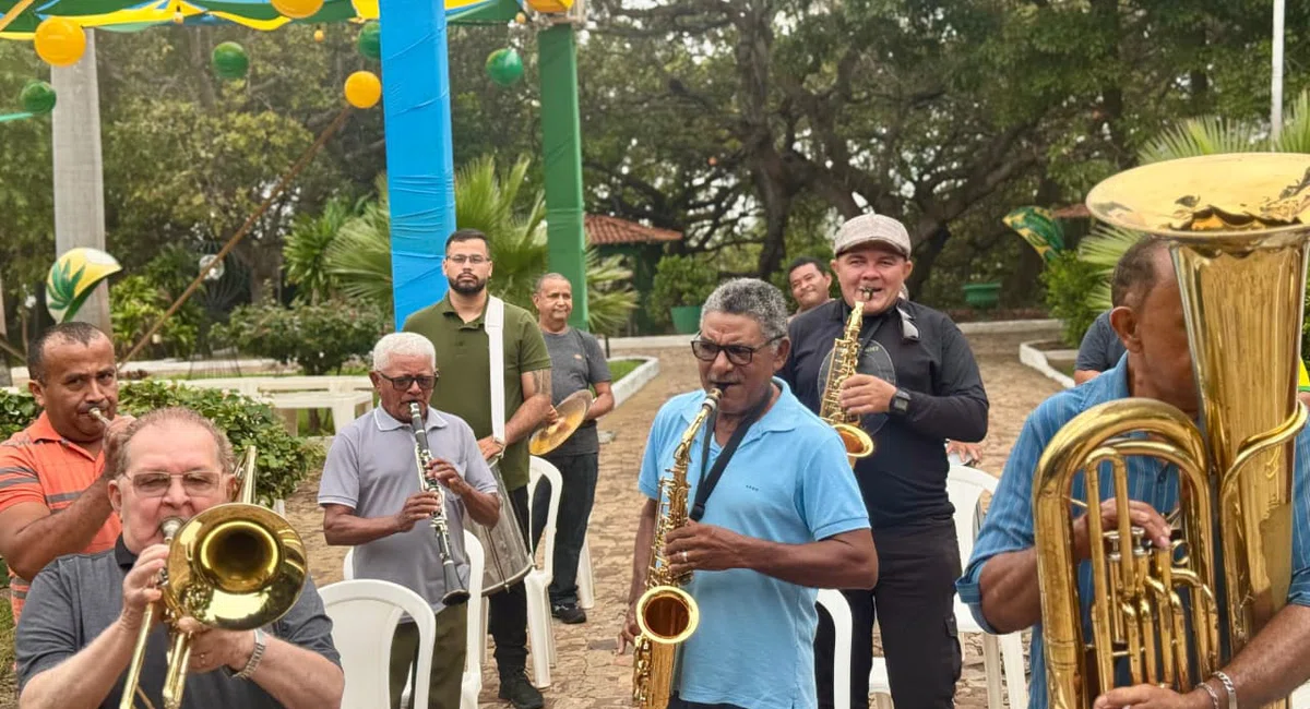 Banda Municipal Mestre Chico presta homenagem à prefeita Ivanária Sampaio em alusão ao seu aniversário