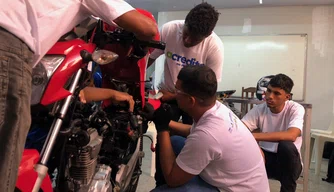 Fundação Wall Ferraz encerra curso de mecânico de moto em Teresina