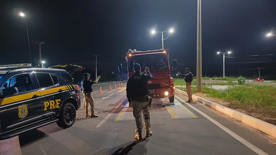 PRF autua 264 toneladas de excesso de peso durante operação na BR-343 no Piauí