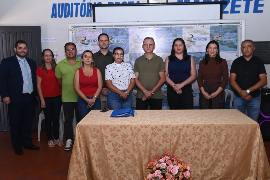 Prefeitura de Inhuma entrega 25 títulos de regularização fundiária para famílias