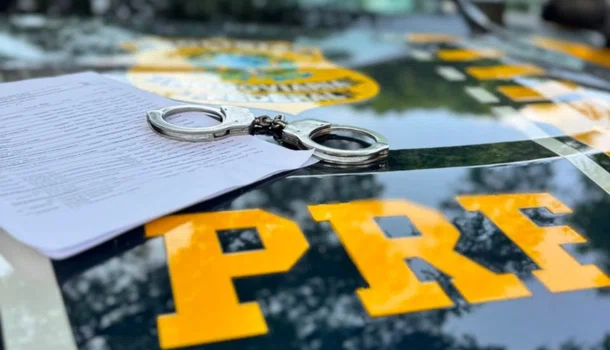 PRF prende homem suspeito de homicídio durante fiscalização em Picos
