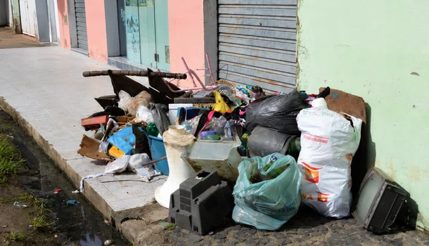 Moradores do Pirajá devem colocar entulhos nas calçadas em mutirão contra a dengue até sexta (31)