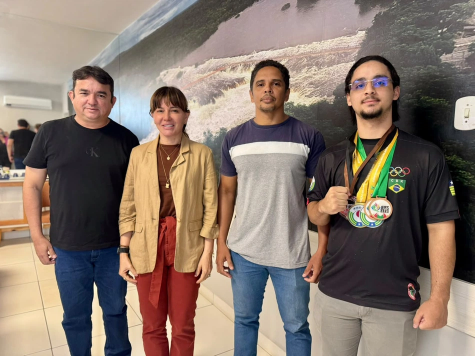 Prefeita de Esperantina recebe atletas que representarão o município em importantes competições