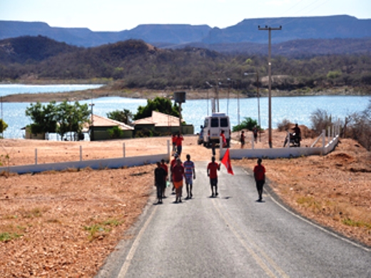 Eleitor paga promessa caminhando 18 km a pé pela vitória de Dr. Gil Carlos(Imagem:Reprodução) Eleitor paga promessa caminhando 18 km a pé pela vitória de Dr. Gil Carlos(Imagem:Reprodução)