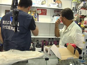 Funcionário da Receita Federal fiscaliza loja no camelódromo de Rio Preto (Imagem:Reprodução) Funcionário da Receita Federal fiscaliza loja no camelódromo de Rio Preto (Imagem:Reprodução)