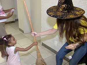Para diretora do hospital é preciso incentivar mais o hábito da leitura(Imagem: Reprodução/TV Integração)) Para diretora do hospital é preciso incentivar mais o hábito da leitura(Imagem: Reprodução/TV Integração))