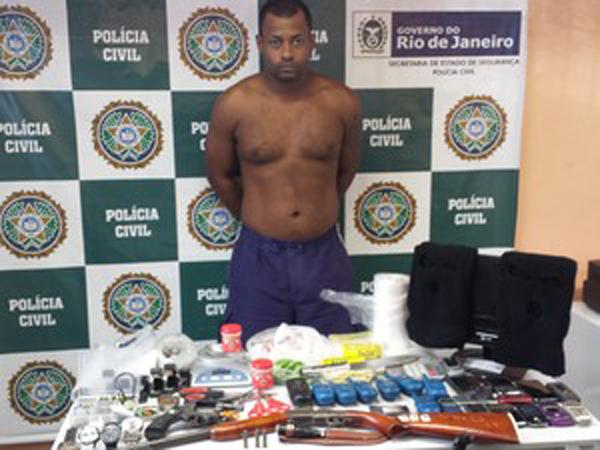 Suspeito e mercadorias roubadas(Imagem:Reprodução) Suspeito e mercadorias roubadas(Imagem:Reprodução)