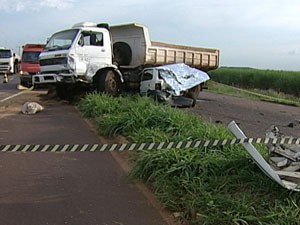 Veículo ficou destruído no Distrito Industrial III(Imagem:Reprodução)