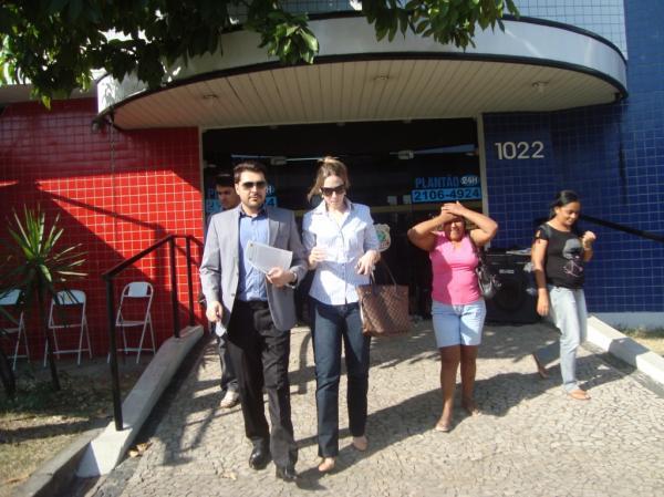 Advogado San Martim quando deixava a Superintendência da Polícia Federal acompanhado de uma das vítimas, dona Maria Borges, de blusa vermelha(Imagem:Reprodução) Advogado San Martim quando deixava a Superintendência da Polícia Federal acompanhado de uma das vítimas, dona Maria Borges, de blusa vermelha(Imagem:Reprodução)